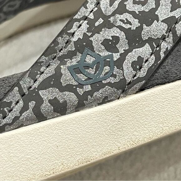 Spenco Orthotic Thong Sandals in Grey Shimmer Cheetah Print 9.5 - Picture 9 of 15